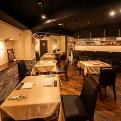 接待などの幅広い用途に対応できる、シンプルでオシャレな店内