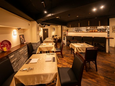 接待などの幅広い用途に対応できる、シンプルでオシャレな店内