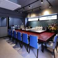 店内はカウンター席を主体に洗練された佇まい。オシャレなだけでなく、快適に食事を楽しめるよう、テーブルの高さや各席ごとのスペースなど、設計にも細かく気を配られています。