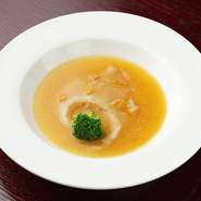 大人な二人のデート需要にも応える【中華料理　歳月】。本格中華のコースと紹興酒を、大切な人と味わってみませんか。記念日など、年に一度の特別な日の利用もオススメ。事前予約限定の特別なコースもお見逃しなく。