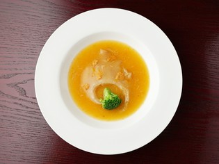 熟練料理人のスペシャリテ『上海蟹ミソ入りフカヒレ姿蒸し』