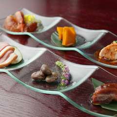 季節の食材を取り入れたコース。前菜からこだわりの逸品を提供