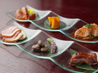 季節の食材を取り入れたコース。前菜からこだわりの逸品を提供