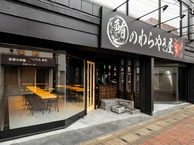 黒を基調としたスタイリッシュな店内