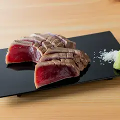 濃厚な旨みと香り！『鮪の藁焼き　メバチ赤身』