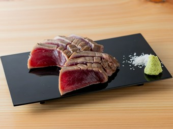 濃厚な旨みと香り！『鮪の藁焼き　メバチ赤身』