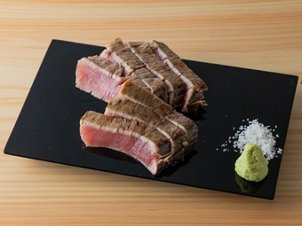 厳選した鮪のおいしさを存分に『鮪の藁焼き　メバチ中トロ』単品