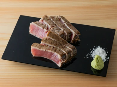 厳選した鮪のおいしさを存分に『鮪の藁焼き　メバチ中トロ』単品