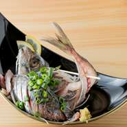鯵や地蛸、イカなど、市場より直で入荷する新鮮な魚介類を楽しめます。写真はある日の『鯵のお刺身』。その日のオススメは訪れてからのお楽しみです。