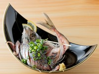 鯵や地蛸、イカなど、市場より直で入荷する新鮮な魚介類を楽しめます。写真はある日の『鯵のお刺身』。その日のオススメは訪れてからのお楽しみです。