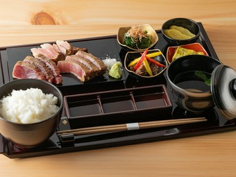 三種を一度に味わえる『鮪藁焼き御膳　食べ比べ三種』