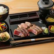 メバチ鮪の赤身、中トロ、インド鮪の大トロと、オススメの3種を食べ比べできます。「五味、五色、五法」を大切に色々な調理法や色味を盛り込んだ4種の小鉢も付いたうれしい御膳。

