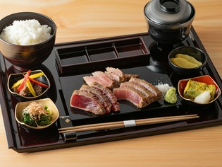 三種を一度に味わえる『鮪藁焼き御膳　食べ比べ三種』