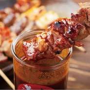 濃厚なニンニク醤油ダレ、通称「美味だれ」を串カツのようにつけて食べるスタイルの焼き鳥。長野県上田市の人なら焼き鳥といえばコレ！と愛されている、まさに「誰も知らない町の、誰もが知ってる焼き鳥」です。