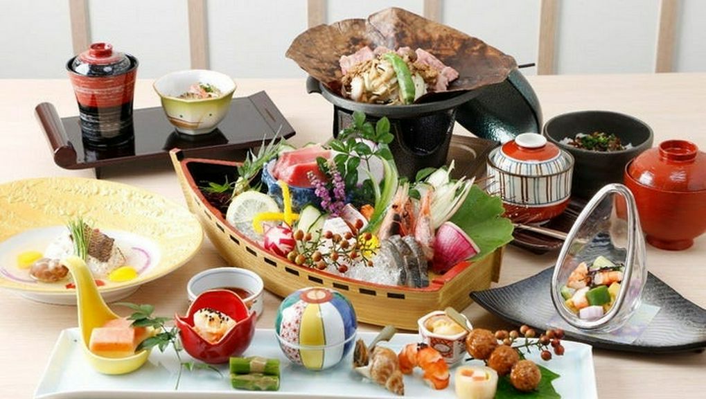 料理長渾身の季節の高級食材を盛り沢山会席で
お世話になってる方や大切な仲間、家族のおもてなしを。