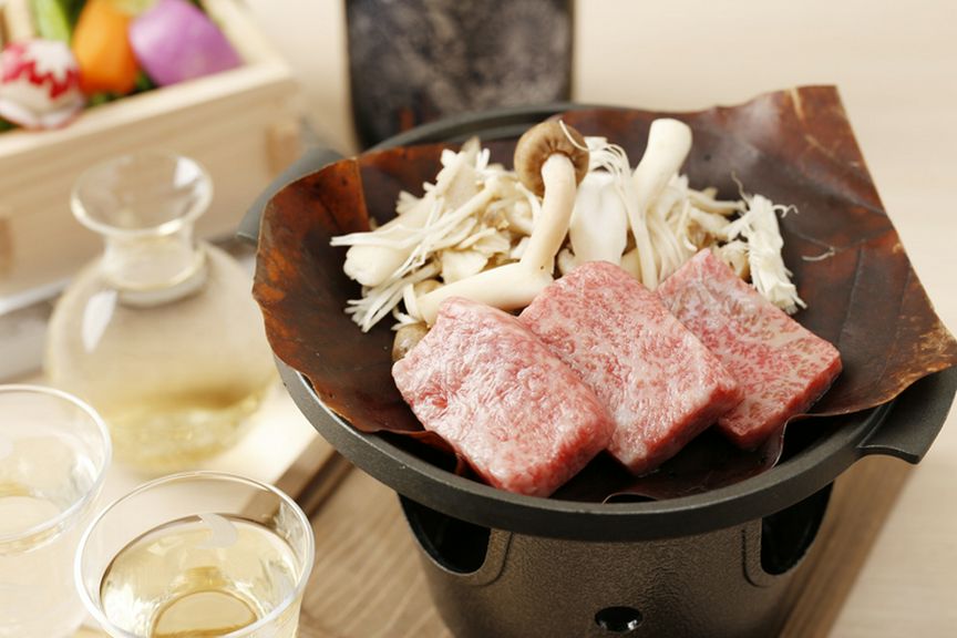 高級会席料理がお手軽な価格で愉しめるコース。
四季折々の食材が織りなす美しい和食をお楽しみください。