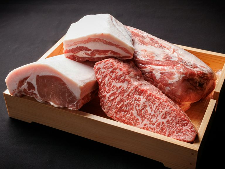 沖縄の風土と伝統的な飼育方法によって育てられた「あぐー豚」
