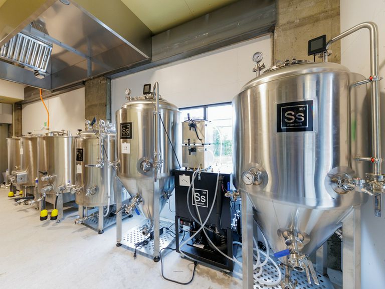 クラフトビールができあがるまでの工程を目の前で実感