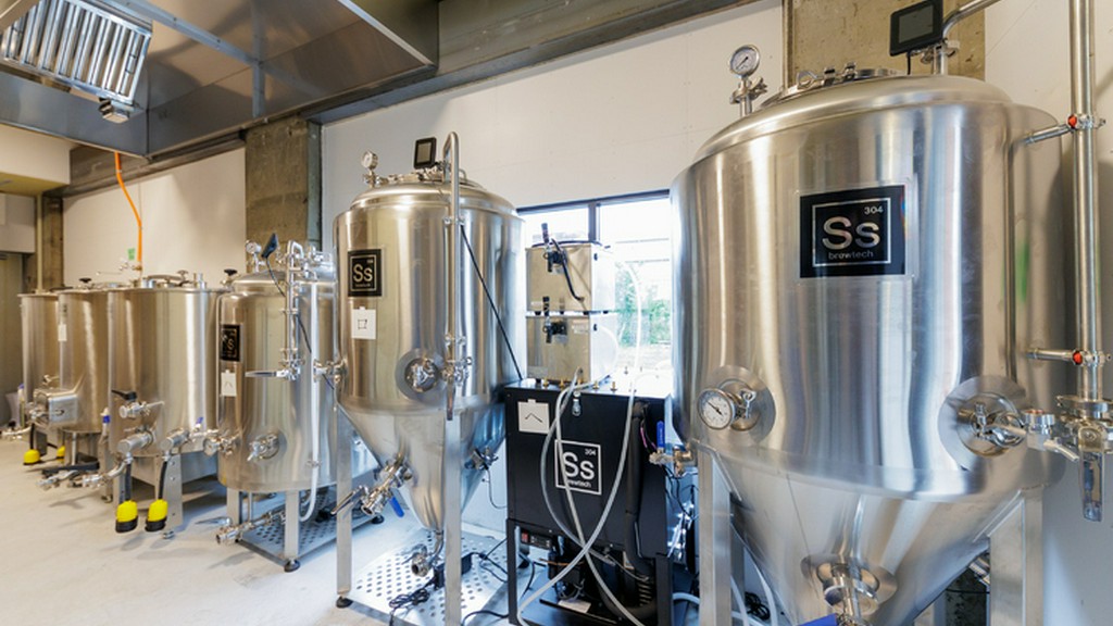 クラフトビールができあがるまでの工程を目の前で実感