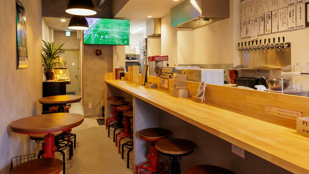 スポーツファンの憩いの場で、熱い試合の瞬間を共に