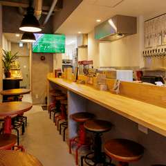 スポーツファンの憩いの場で、熱い試合の瞬間を共に