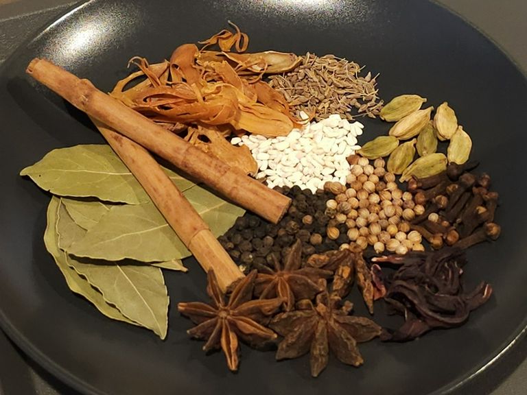 スパイス各種がクラフトコーラにとって、重要な役割を担う