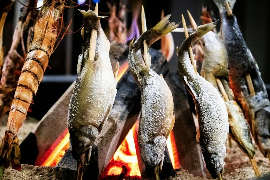 魚や肉、焼き野菜なども楽しめる原始炭焼きが当店名物