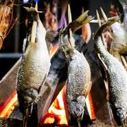 日本古来から伝わる伝統的な調理法である原始炭焼き。囲炉裏でじっくりと炭焼きすることで、外は香ばしく、中はふっくら仕上がります。鮎の塩焼きなど魚はもちろん、とろ牛タンといった肉や焼き野菜も取り揃え。