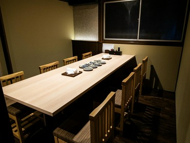 隠れ家的な雰囲気漂う京都駅前の居酒屋。最大50名様の個室完備