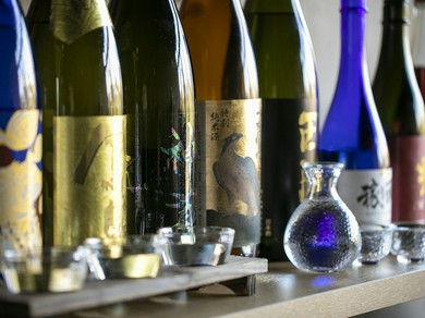 全国各地の厳選日本酒や京都の地酒で乾杯。3種飲み比べもどうぞ