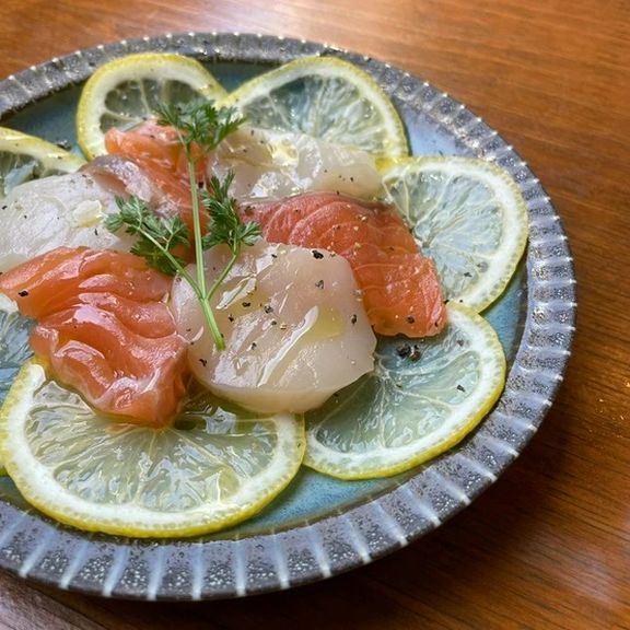 サーモンとホタテのレモンカルパッチョ