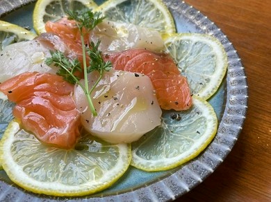 サーモンとホタテのレモンカルパッチョ