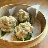 当店自家製のちょっぴりオトナ風味の大葉焼売！蒸したてをお持ちいたしますのでふぅふぅしてお召し上がりください！