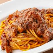 北大短角牛や厚岸産アサリ、江別産の野菜、十勝産きたあかりなどの道産食材と、イタリア産パスタやチーズを組み合わせ、パスタを軸とするイタリアンを提供。アラカルトで気軽に楽しめるのも大きな魅力！