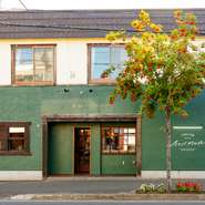 山の手の街並みに溶け込む緑色の外壁が目印。テラスや庭がある一軒家を改装した店内は、昼間は陽光が心地よく、夜はシックな雰囲気に。テーブル席・カウンター席・個室があり、幅広いシーンに重宝します。