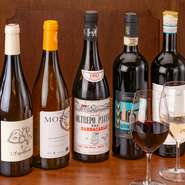 イタリアを中心にフランスやスペインなど、ヨーロッパ産ワインが充実。店の料理と同じく、自由で表情豊かな味わいが揃います。グラスワインは日替わりで新たな銘柄が続々登場。何度通っても飽きない楽しさです。