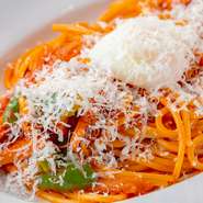 近隣に保育園が多い山の手三条エリアにあり、子育て中のファミリーがゆっくり外食を楽しめるよう、メニューや空間づくりに配慮。本格パスタ＆子どもが好きな料理を組み合わせた『キッズセット』もあります。