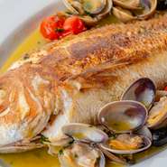 イタリアンの人気魚料理・アクアパッツァは、北海道・日高産昆布でひいた出汁をブロードの隠し味に使い、磯の香りが生む重層感とホッと心和む風味をプラス。丸の魚は季節などに応じて、ソイやマダイが登場します。