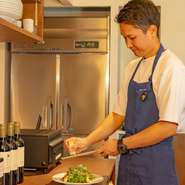 本格料理とスマートなサービスを貫きつつ、誰もが自然体で楽しめるフレンドリーな接客と雰囲気を大切に。初回の来店が次回の機会につながる満足感を届けられるよう、全スタッフが日々心を尽くしています。