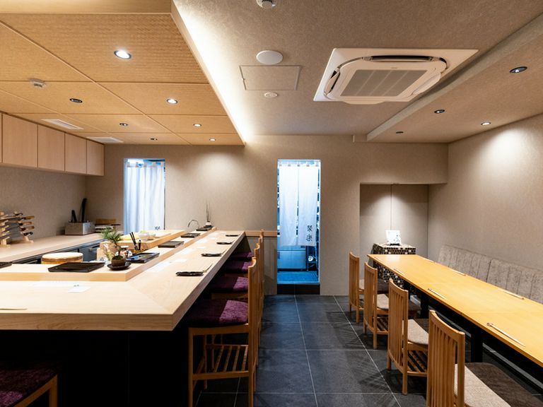 都会の喧騒を感じさせない店構えと、檜が薫る上質な雰囲気