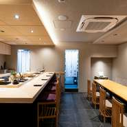 店内は全15席で、清潔感のあるオシャレな空間。都会の喧騒を感じさせない隠れ家のような店構えと、檜が薫る上質な雰囲気です。旬の食材を使い、和の技法と現代的な洋のテイストが融合した逸品が提供されます。