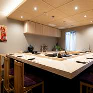 和の趣きある店内には、存在感のある檜の一枚板を使用したカウンター席が用意されています。ゲストがくつろげるようにという、“おもてなし”の心が感じられる空間になっています。