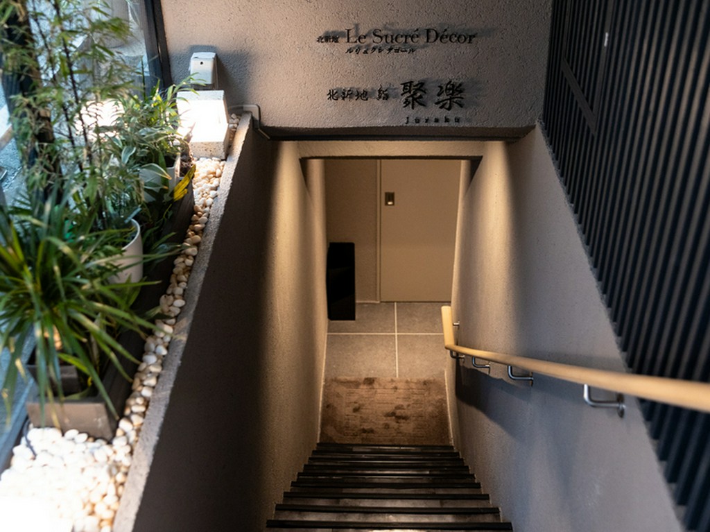 肩肘張らずに過ごせる。地下1階にある隠れ家のような鮨店