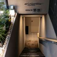 北新地駅から徒歩2分。永楽町通り沿いのビル地下1階にある隠れ家のような鮨店が【北新地　鮨　聚楽】です。料理長による熟練の技と粋な接客で、肩肘張らずにゆったりと食事が楽しめます。