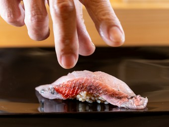 日本の贅沢を味わう至極の逸品。丁寧な江戸前の仕事が活きるネタとシャリで魅せる『高級金目鯛の握り』