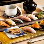 大将の緻密な計算のもと、毎月変わるその内容。季節の料理と鮨を堪能できる手軽なコースです。旬の魚介と野菜が華やかに競演し、身も心も満たされる一品一品を楽しめます。