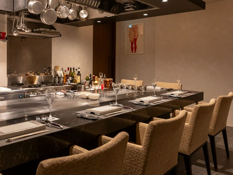 非日常にワープしたような特別感。ライブ感溢れるカウンター席