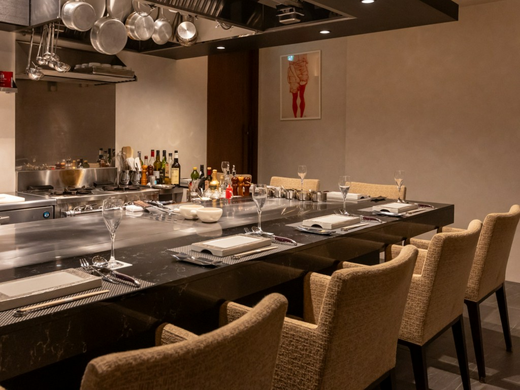 非日常にワープしたような特別感。ライブ感溢れるカウンター席