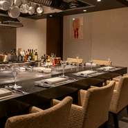 店内に一歩入ると、白を基調とした洗練された空間。非日常にワープしたような特別感に包まれます。ライブ感溢れるカウンター席は7席用意。接待や記念日など、特別な日の利用にオススメです。