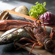 ゲストの思いを汲んで、心を込めてつくり上げるメニュー。その日出合える逸品はその日限りです。地場を中心に全国各地から届く厳選食材を使用し、提供されるシェフの渾身の一品がそろいます。